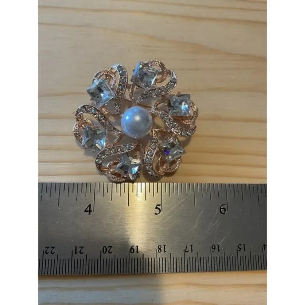 Gold Tone Heart Petal Crystal Clear Rhinestone Pearl Center Brooch Pin